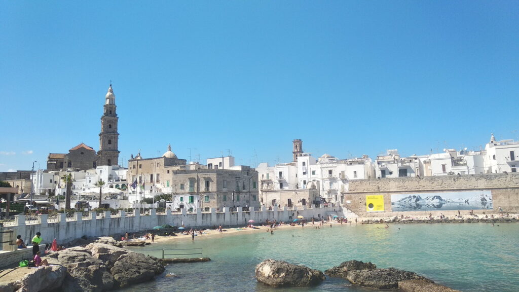 Veduta panoramica di Monopoli, con mare e paese