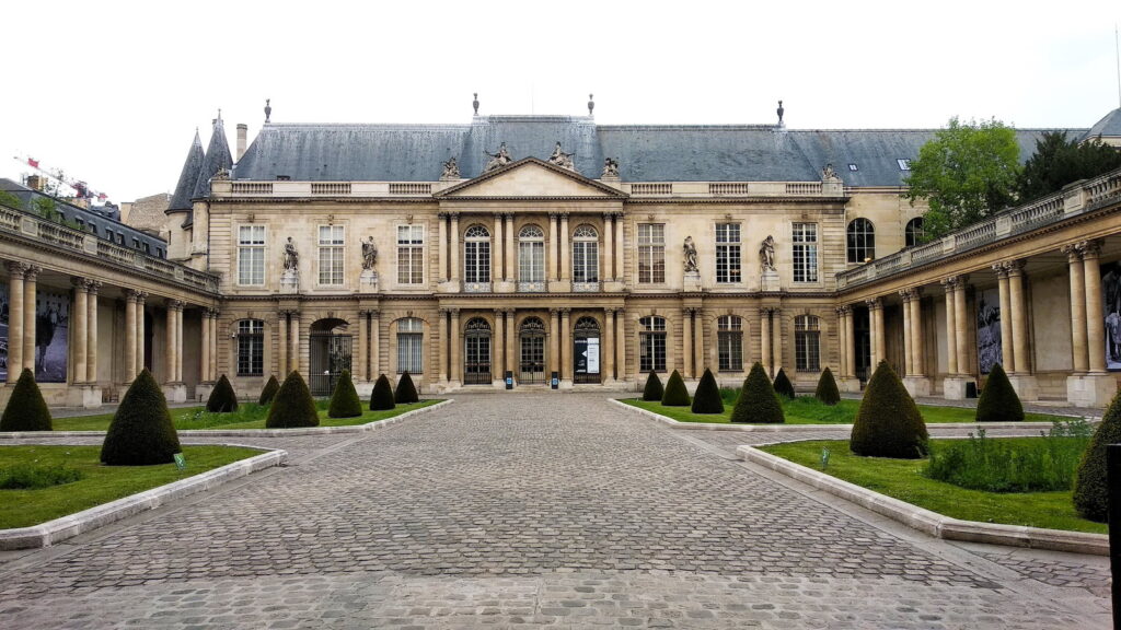 Cortile interno del Musée Carnavalet nel quartiere Marais a Parigi