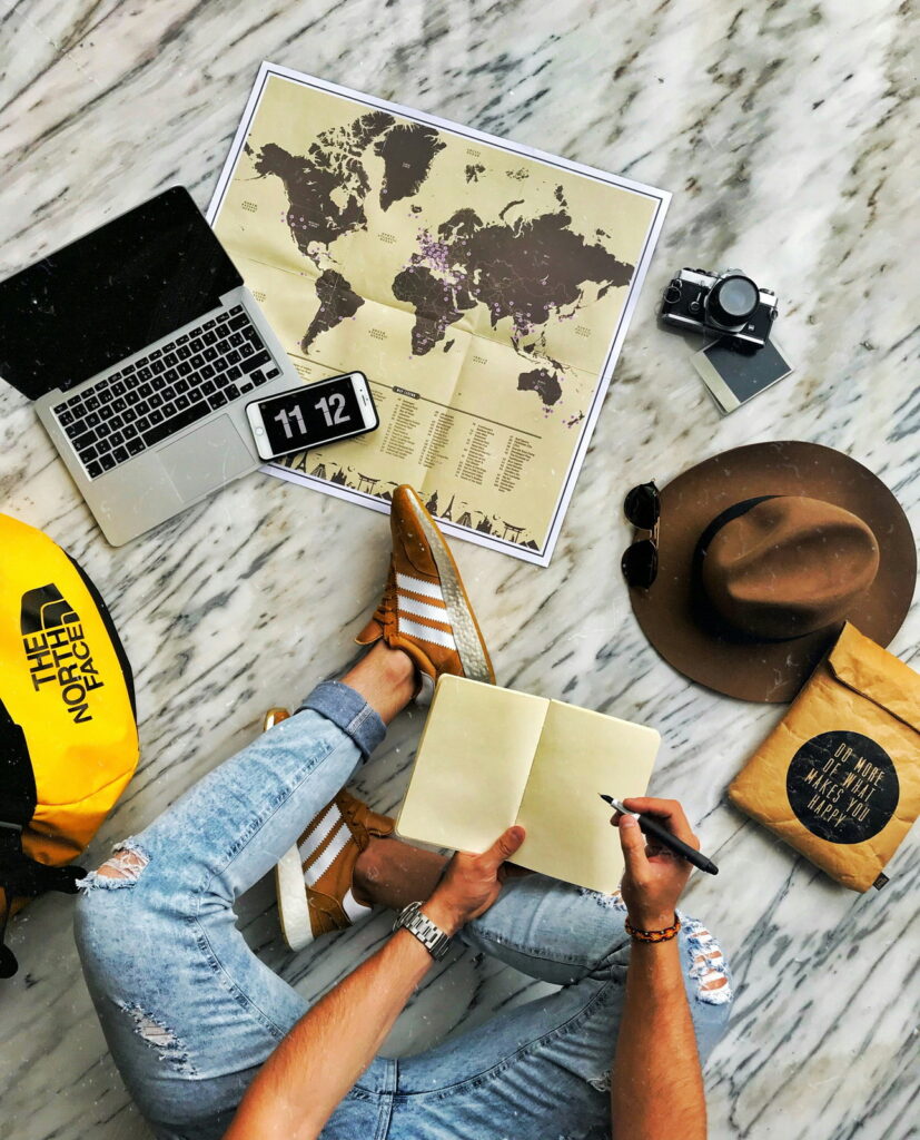 Organizzare un itinerario di viaggio con Google Maps, computer e mappa