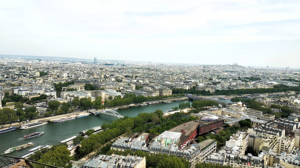 Vista panoramica di Parigi dalla Torre Eiffel con la Senna