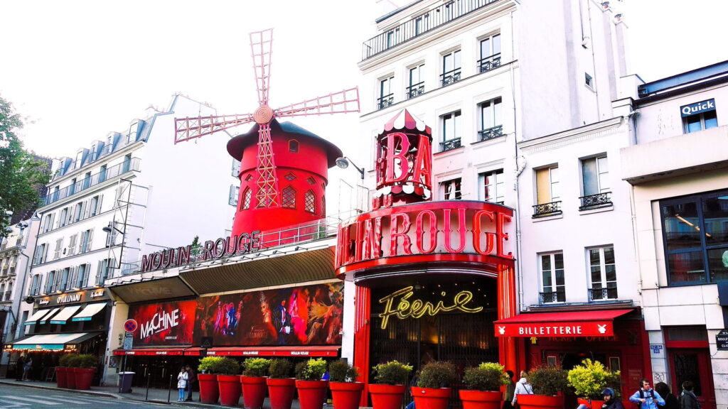 Veduta del Moulin Rouge a Parigi.