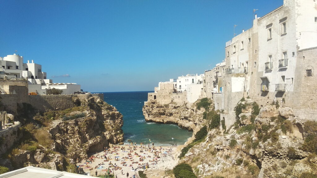 Scogliera di Polignano a Mare in Puglia per articolo "Dove andare a settembre in Italia".