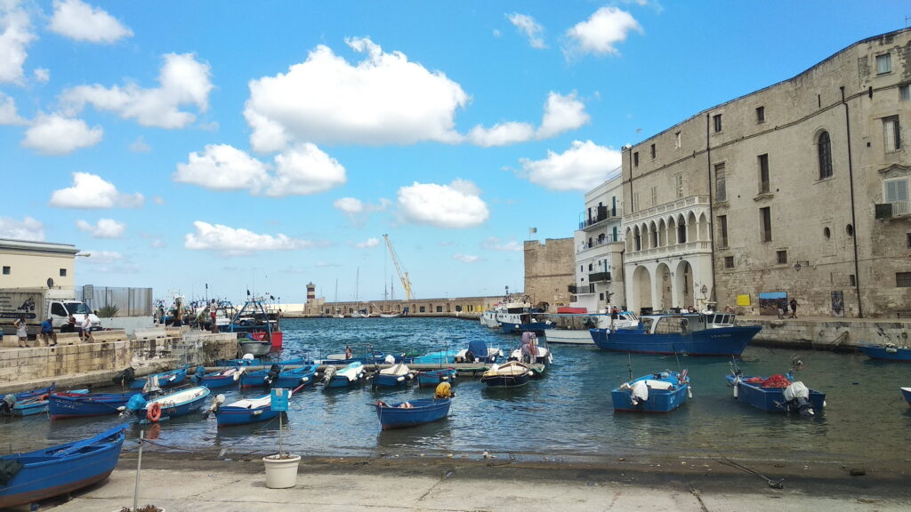 Veduta del porto di Monopoli con barche.