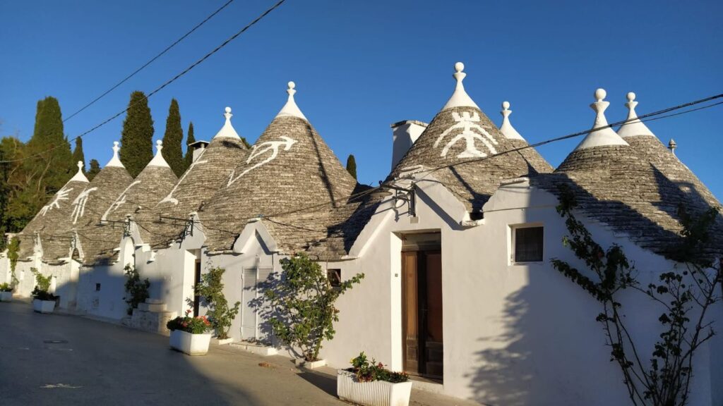 Veduta di trulli ad Alberobello, in Puglia
