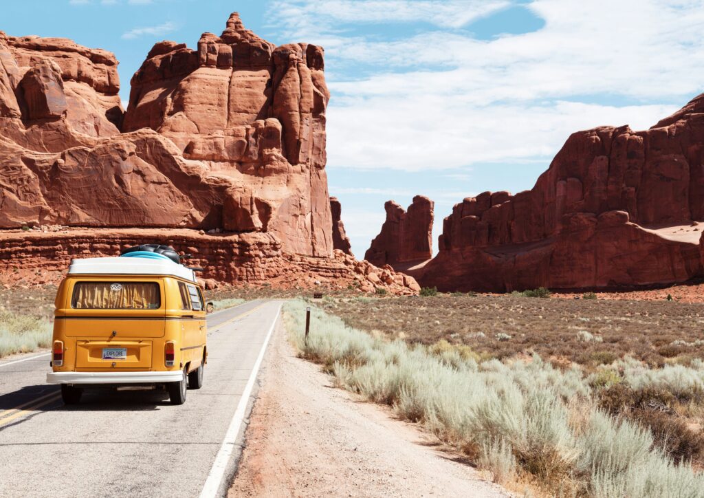 Pulmino su una strada panoramica all'inizio di un nuovo viaggio
