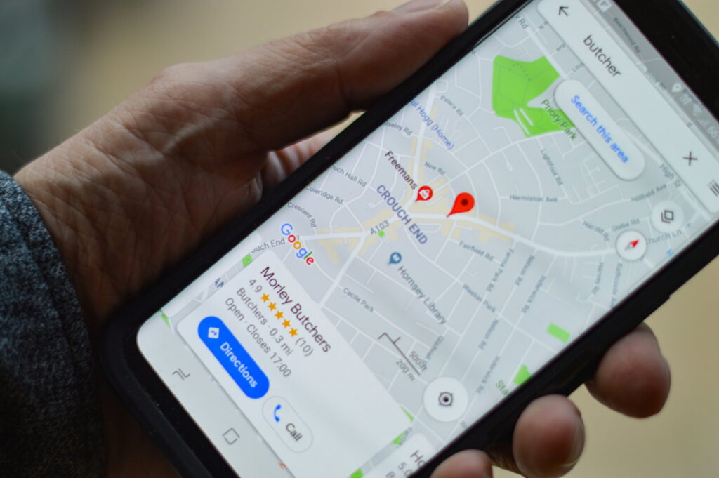 Google Maps sullo smartphone utilizzato per organizzare un itinerario di viaggio