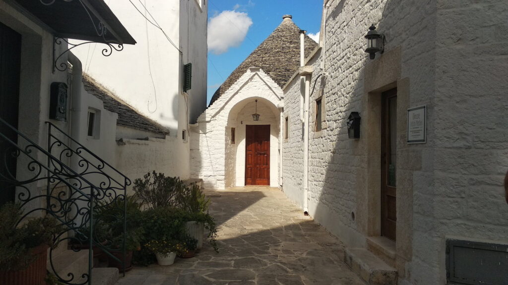 Vicolo tra i trulli di Alberobello