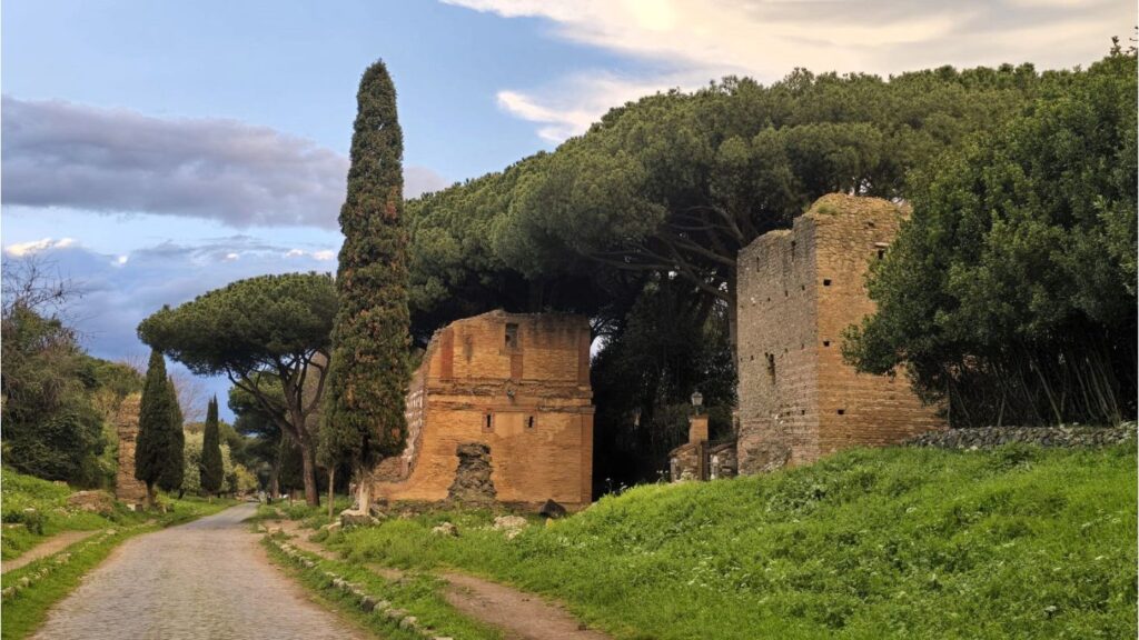 Strada consolare Via Appia Antica con resti di torri romane.