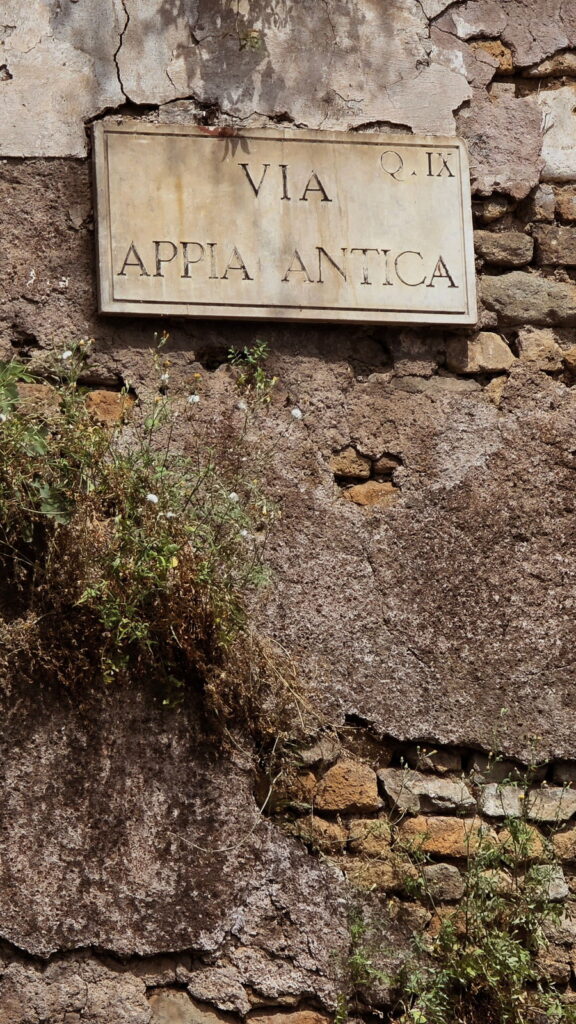 Insegna su Via Appia Antica a Roma