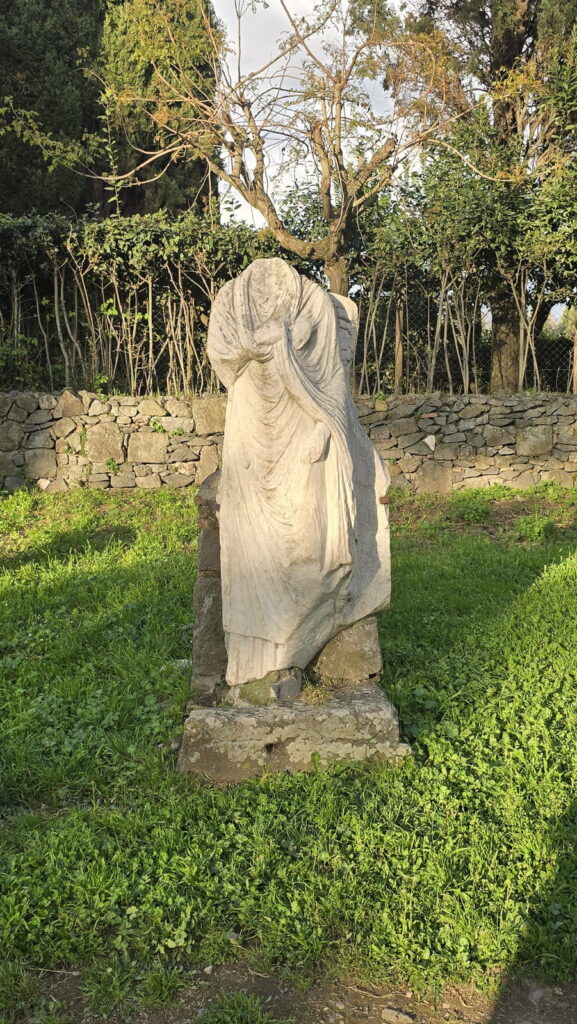 Resti di statua romana su Via Appia Antica.