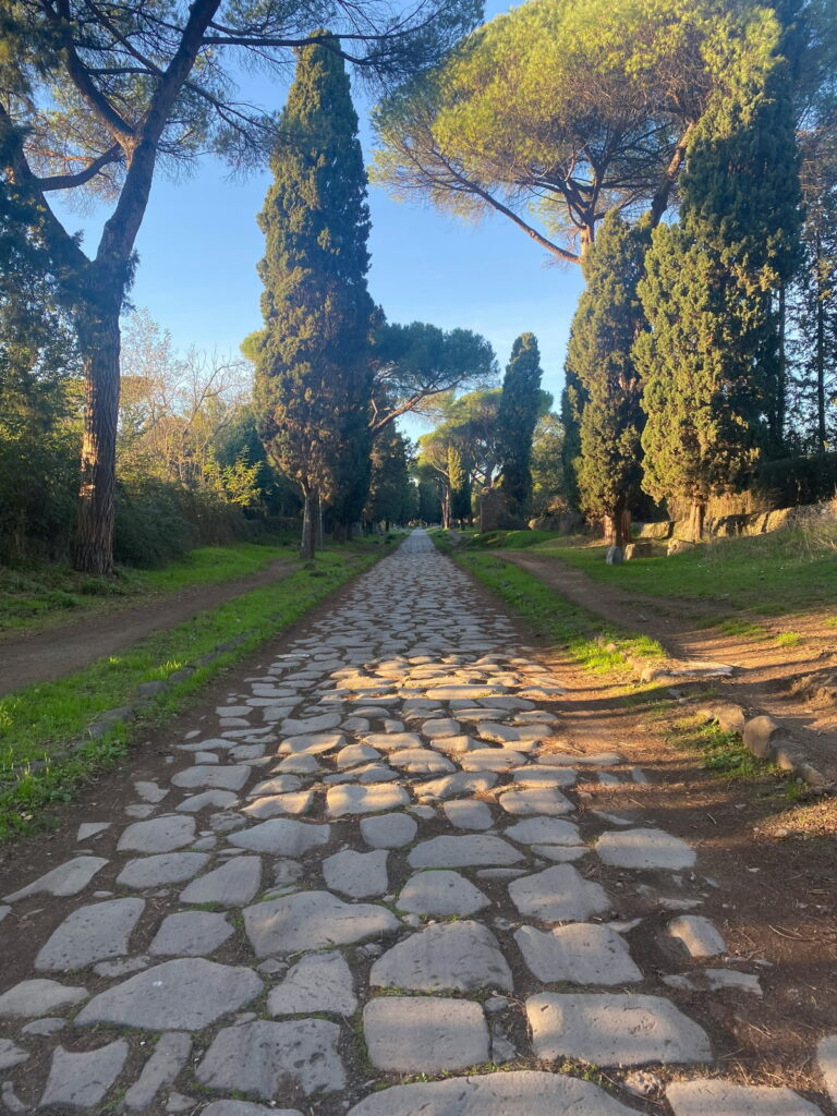 Sentiero con antiche pietre romane su Via Appia Antica a Roma