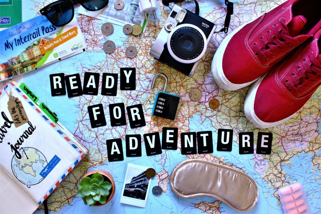 Accessori da viaggio utilizzati per organizzare e prenotare una vacanza