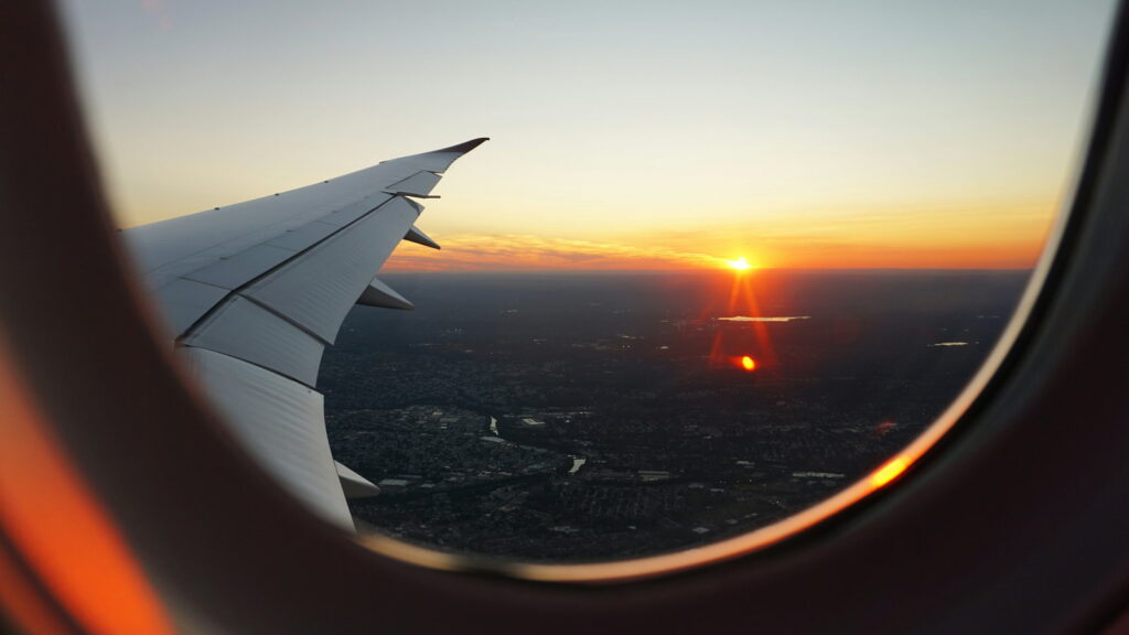 Vista dall'aereo durante un viaggio dopo aver prenotato volo e hotel