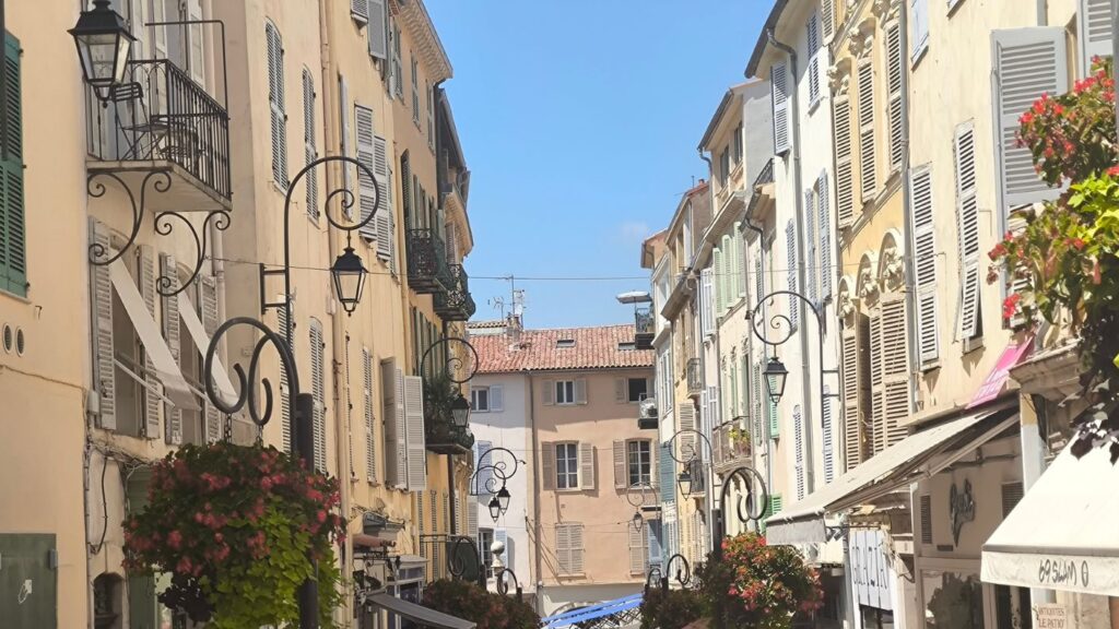 Via con lampioni per articolo Cosa vedere ad Antibes in un giorno