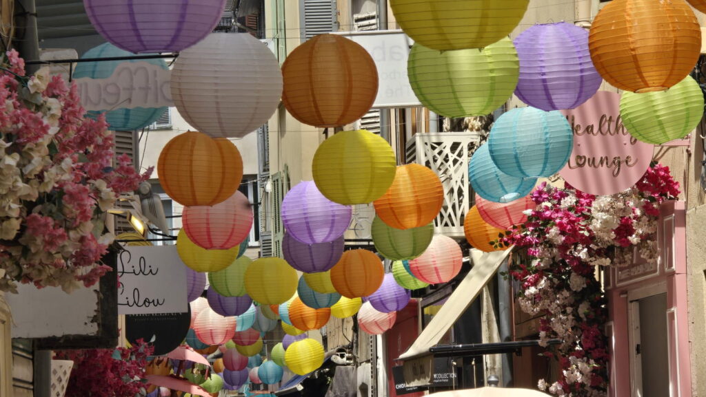 Via con lanterne colorate ad Antibes