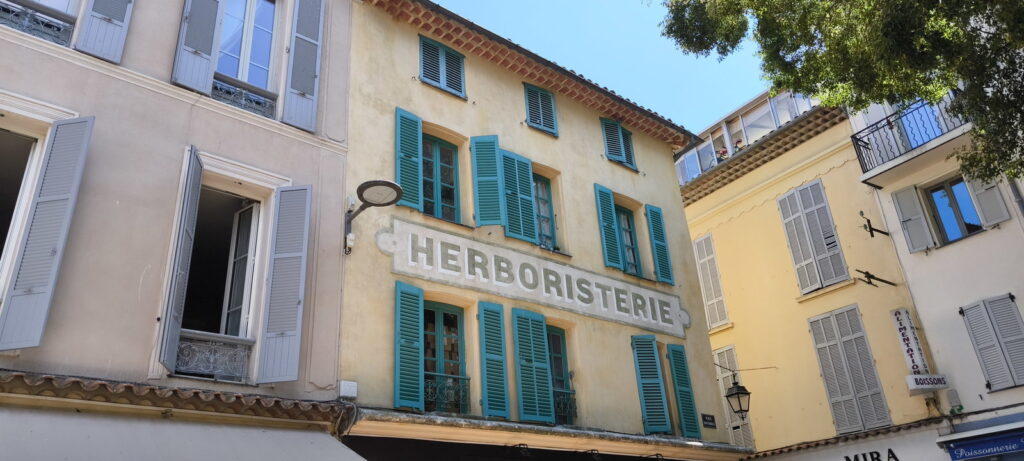 Palazzo con scritta Herboristerie ad Antibes