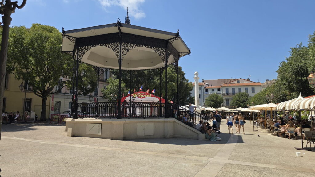 Gazzebo in ferro battuto nella piazza centrale di Antibes in Francia