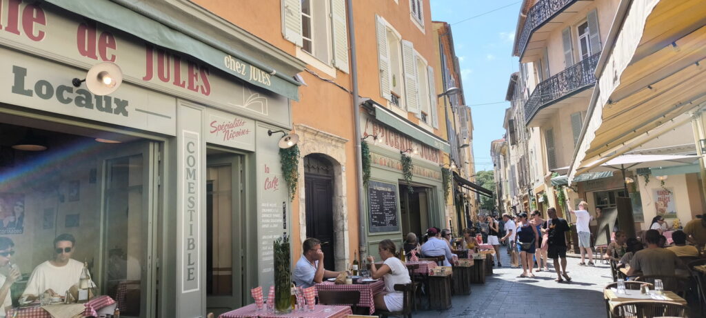 Strada con ristoranti ad Antibes, in Francia