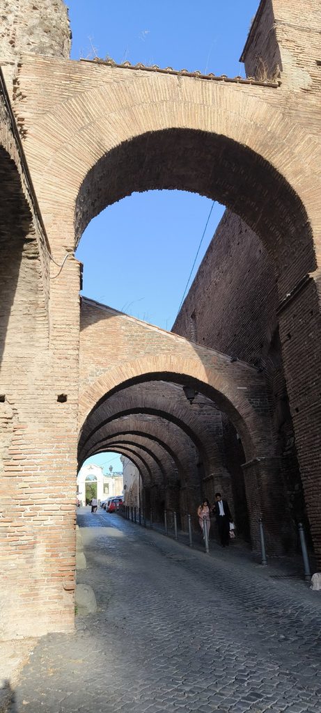 Archi del Clivo di Scauro vicino all’ingresso delle Case Romane del Celio