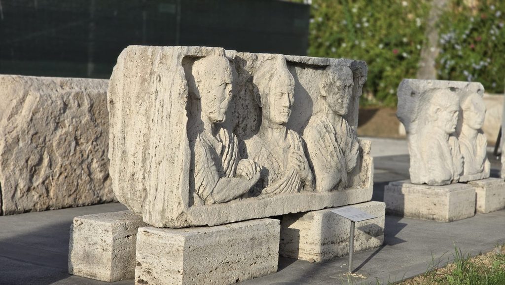 Rilievo in marmo con figure umane esposto nel Parco Archeologico del Celio