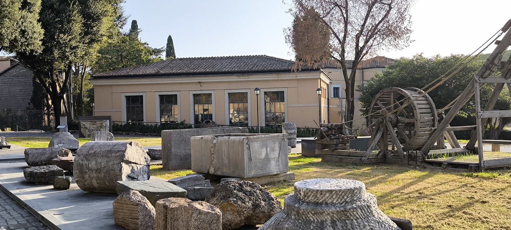 Esterno del Museo della Forma Urbis tra i reperti del Parco Archeologico del Celio
