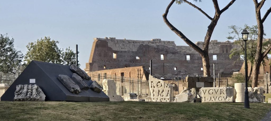 Reperti archeologici del Parco del Celio con il Colosseo sullo sfondo