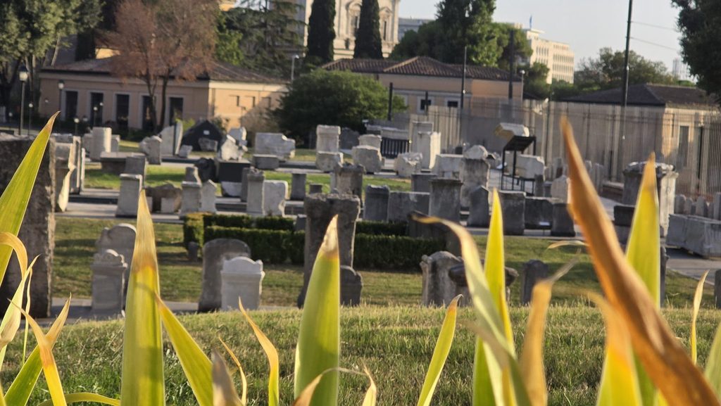 Cippi sepolcrali e reperti archeologici nel giardino del Parco del Celio