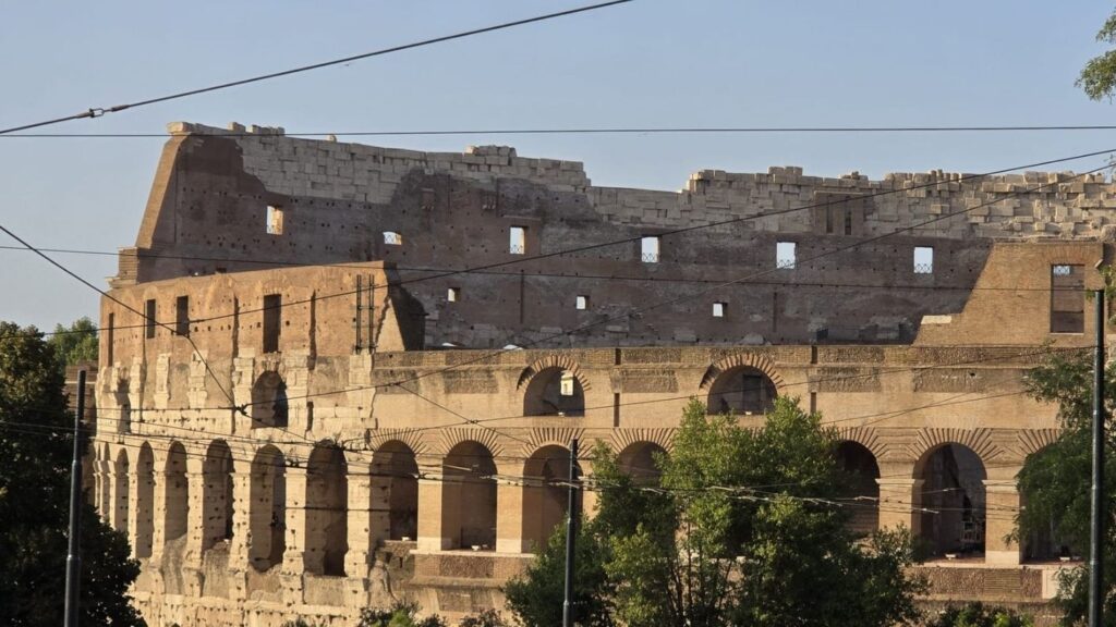 Visuale del Colosseo dal parco archeologico del Celio a Roma