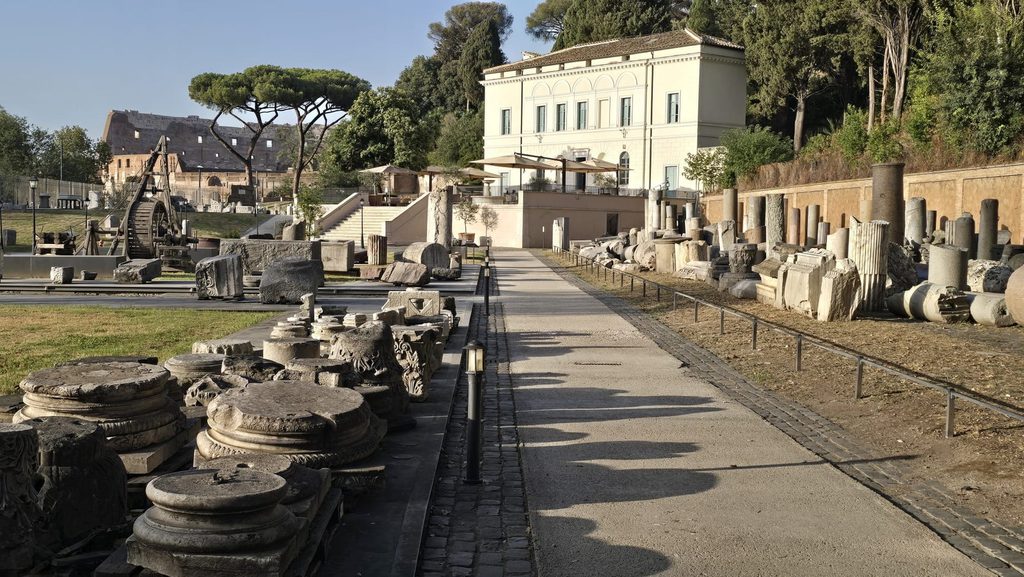 Viale del Parco Archeologico del Celio con reperti antichi e Casina del Salvi