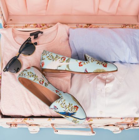 Valigia aperta con abiti e accessori pronti per un viaggio