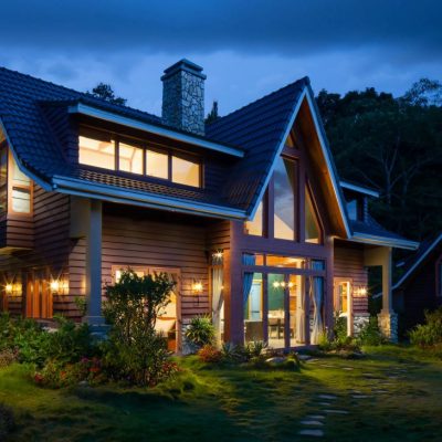 Casa vacanza immersa nella natura con illuminazione serale