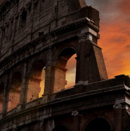Colosseo di Roma al tramonto visto da una prospettiva insolita