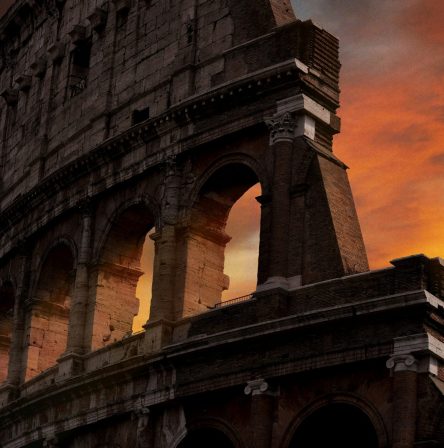 Colosseo di Roma al tramonto visto da una prospettiva insolita