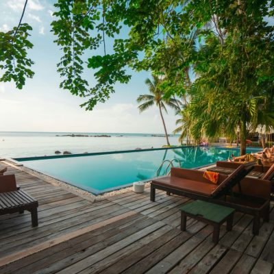 Hotel con piscina vista mare e area relax tropicale