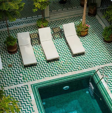 Piscina di hotel vista dall'alto in una struttura turistica